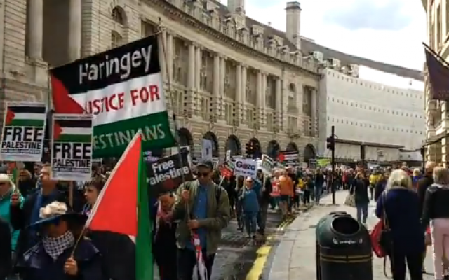 Des manifestants pro-palestiniens traversent Regent Street, à Londres, le 11 mai 2019 (Capture d'écran : Twitter) Des manifestants pro-palestiniens traversent Regent Street, à Londres, le 11 mai 2019 (Capture d'écran : Twitter)