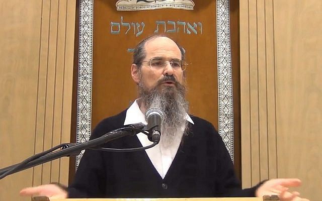 Le rabbin Shmuel Tal, responsable de la yeshiva Torat HaChaim, durant un sermon, le 27 décembre 2018. (Capture d'écran/YouTube) Le rabbin Shmuel Tal, responsable de la yeshiva Torat HaChaim, durant un sermon, le 27 décembre 2018. (Capture d'écran/YouTube)