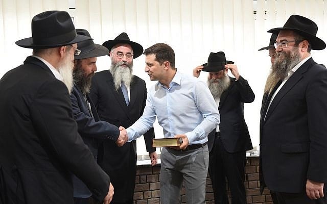 Vlodymyr Zelensky, le président élu ukranien rencontre des rabbins à Kiev, en mai 2019. (Crédit : Jewish Community of Dnepro/ via JTA) Vlodymyr Zelensky, le président élu ukranien rencontre des rabbins à Kiev, en mai 2019. (Crédit : Jewish Community of Dnepro/ via JTA)