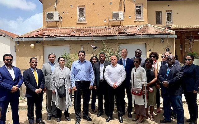L'ambassadeur israélien aux Nations unies Danny Danon (5eme à gauche) et ses confrères au domicile de Moshe Agadi, un Israélien tué par un tir de roquette depuis Gaza, le 7 mai 2019. (Crédit : mission israélienne à l'ONU) L'ambassadeur israélien aux Nations unies Danny Danon (5eme à gauche) et ses confrères au domicile de Moshe Agadi, un Israélien tué par un tir de roquette depuis Gaza, le 7 mai 2019. (Crédit : mission israélienne à l'ONU)