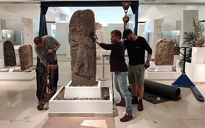 Déplacement d'artefacts du Musée des Terres Bibliques de Jérusalem dans la nouvelle exposition au Louvre, qui s'ouvre le 2 mai 2019. (Avec l'aimable autorisation du Bible Lands Museum PR)
