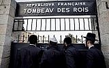 Des hommes ultra-orthodoxes devant la porte close du Tombeau des Rois, détenu et administré par le Consulat français de Jérusalem, à Jérusalem-Est, le 24 janvier 2019. (Crédit : THOMAS COEX / AFP)