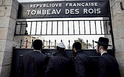 Des hommes ultra-orthodoxes devant la porte close du Tombeau des Rois, détenu et administré par le Consulat français de Jérusalem, à Jérusalem-Est, le 24 janvier 2019. (Crédit : THOMAS COEX / AFP)