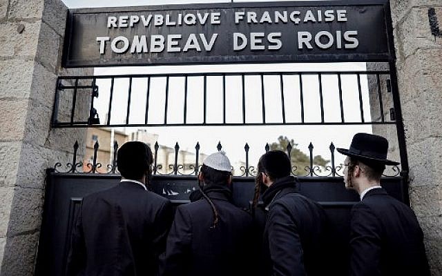 Des hommes ultra-orthodoxes devant la porte close du Tombeau des Rois, détenu et administré par le Consulat français de Jérusalem, à Jérusalem-Est, le 24 janvier 2019. (Crédit : THOMAS COEX / AFP) Des hommes ultra-orthodoxes devant la porte close du Tombeau des Rois, détenu et administré par le Consulat français de Jérusalem, à Jérusalem-Est, le 24 janvier 2019. (Crédit : THOMAS COEX / AFP)