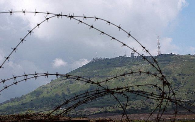 Un avant-poste militaire israélien sur le plateau du Golan est photographié depuis la ville syrienne de Quneitra, le 26 mars 2019. (Louai Beshara/AFP) Un avant-poste militaire israélien sur le plateau du Golan est photographié depuis la ville syrienne de Quneitra, le 26 mars 2019. (Louai Beshara/AFP)