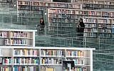 L'intérieur de la Bibliothèque nationale du Qatar, le 19 mai 2019. (Crédit : KARIM JAAFAR / AFP)