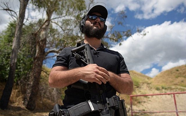 Le rabbin Raziel Cohen, alias « rabbin d'intervention », s'entretient avec l'AFP lors d'un entretien accordé au Los Angeles Shooting Ranges à Pacoima, Californie, le 20 mai 2019. (Crédit : Agustin Paullier / AFP) Le rabbin Raziel Cohen, alias « rabbin d'intervention », s'entretient avec l'AFP lors d'un entretien accordé au Los Angeles Shooting Ranges à Pacoima, Californie, le 20 mai 2019. (Crédit : Agustin Paullier / AFP)