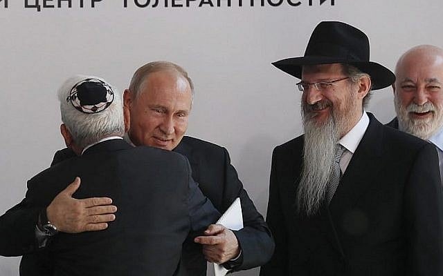 Le président russe Vladimir Poutine, deuxième à gauche, l'homme d'affaires  Viktor Vekselberg, à droite, et le grand-rabbin de Russie, Berel Lazar, deuxième à gauche, lors de l'inauguration du mémorial consacré à la résistance juive dans les camps de concentration pendant la Seconde guerre mondiale, au musée juif et centre pour la Tolérance de Moscou, le 4 juin 2019 (Crédit :  Sergei Ilnitsky/Pool/AFP)
