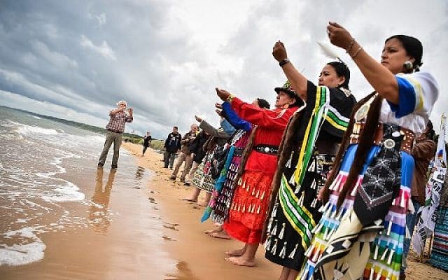 Plusieurs Amérindiens de plusieurs nations ont assisté à une cérémonie le 5 juin 2019 sur la plage d'Omaha Beach à Saint-Laurent-sur-Mer, dans l'ouest de la France, en hommage aux Amérindiens qui ont pris part au débarquement durant la Seconde Guerre mondiale. (LOIC VENANCE / AFP) Plusieurs Amérindiens de plusieurs nations ont assisté à une cérémonie le 5 juin 2019 sur la plage d'Omaha Beach à Saint-Laurent-sur-Mer, dans l'ouest de la France, en hommage aux Amérindiens qui ont pris part au débarquement durant la Seconde Guerre mondiale. (LOIC VENANCE / AFP)
