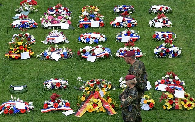 Des soldats allemands devant les gerbes de fleurs au cimetière militaire allemande à la Cambe, le 5 juin 2019. (Crédit : JEAN-FRANCOIS MONIER / AFP) Des soldats allemands devant les gerbes de fleurs au cimetière militaire allemande à la Cambe, le 5 juin 2019. (Crédit : JEAN-FRANCOIS MONIER / AFP)