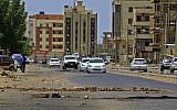 Une barricade de fortune installée par des manifestants pour bloquer l'avancée des forces de l'ordre lors d'un sit-in à Khartoum, au Soudan, le 6 juin 2019. (Crédit : ASHRAF SHAZLY / AFP)