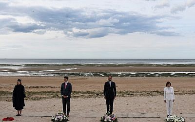 De droite à gauche Nancy Pelosi, Prime Edouard Philippe, Canadian Justin Trudeau,  Penny Mordaunt devant des gerbes de fleurs à Juno Beach, Courseulles-sur-Mer, pour la cérémonie  pour le 75e anniversaire du Débarquement en Normandie, le 6 juin 2019. (Crédit : FRED TANNEAU / POOL / AFP)