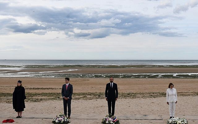 De droite à gauche Nancy Pelosi, Prime Edouard Philippe, Canadian Justin Trudeau, Penny Mordaunt devant des gerbes de fleurs à Juno Beach, Courseulles-sur-Mer, pour la cérémonie pour le 75e anniversaire du Débarquement en Normandie, le 6 juin 2019. (Crédit : FRED TANNEAU / POOL / AFP) De droite à gauche Nancy Pelosi, Prime Edouard Philippe, Canadian Justin Trudeau, Penny Mordaunt devant des gerbes de fleurs à Juno Beach, Courseulles-sur-Mer, pour la cérémonie pour le 75e anniversaire du Débarquement en Normandie, le 6 juin 2019. (Crédit : FRED TANNEAU / POOL / AFP)
