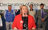 Lisa Forbes du parti du Labour après sa victoire pour un siège local au parlement au centre  de conférences de Kingsgate à Peterborough, en Angleterre, le 6 juin 2019 (Crédit : Lindsey Parnaby / AFP)