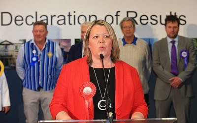 Lisa Forbes du parti du Labour après sa victoire pour un siège local au parlement au centre  de conférences de Kingsgate à Peterborough, en Angleterre, le 6 juin 2019 (Crédit : Lindsey Parnaby / AFP)