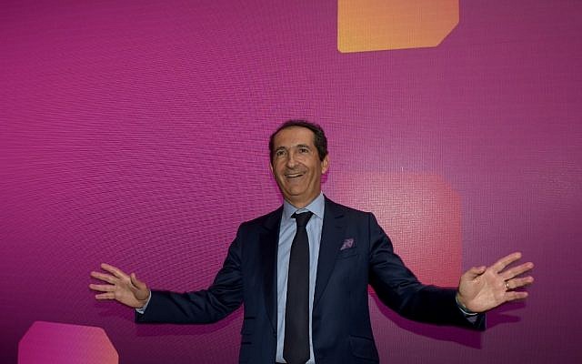 Patrick Drahi, à Paris. (Crédit : ERIC PIERMONT / AFP)