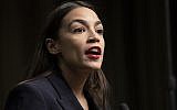 La représentante démocrate de New York Alexandria Ocasio-Cortez pendant une réunion du National Action Network à New York, le 5 avril 2019. (Crédit : Don Emmert/AFP)