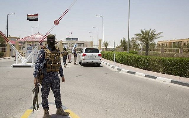 Des soldats irakiens protègent l'entrée du champ pétrolifère de Zubair après qu'une roquette Katyusha a frappé une entreprise de forage dans la région de Burjesiya, une région clé productrice de pétrole hébergeant diverses sociétés irakiennes et étrangères, dont l'américaine Exxon Mobil, au nord de la ville irakienne de Bassora, le 19 juin 2019. (Hussein FALEH / AFP)