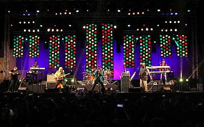 Les membres d'un groupe de reggae jamaïcain "Third World" (de gauche à droite) Maurice "Smooth Lion" Gregory, Stephen "Cat" Coore, AJ Brown, Richard "Bassie" Daley, et Norris Webb au festival Gnaoua à Essaouira, au Maroc, le 22 juin 2019. (Crédit : AFP)