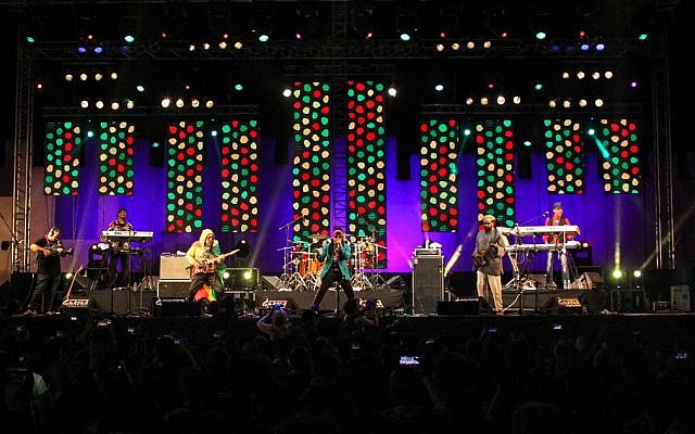 Les membres d'un groupe de reggae jamaïcain "Third World" (de gauche à droite) Maurice "Smooth Lion" Gregory, Stephen "Cat" Coore, AJ Brown, Richard "Bassie" Daley, et Norris Webb au festival Gnaoua à Essaouira, au Maroc, le 22 juin 2019. (Crédit : AFP)