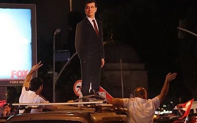 Un mannequin en carton d'Ekrem Imamoglu, du parti d'opposition truc, sur une voiture après sa victoire aux élections municipales le 23 juin 2019. (Crédit : Adem ALTAN / AFP)