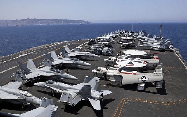 Vue générale du pont du porte-avions américain USS George H. W. Bush, amarré au large du port de Haïfa, le 3 juillet 2017. (AFP Photo/AFP Photo et Pool/Ronen Zvulun)