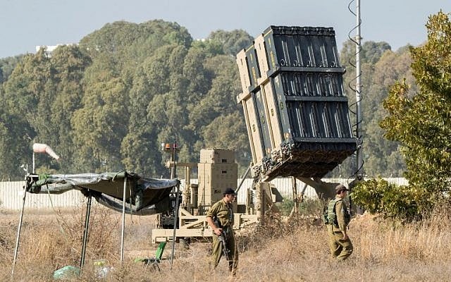 Des soldats israéliens montent la garde à côté d'une batterie de défense antimissile Dôme de fer dans le centre d'Israël, le 14 novembre 2017. (AFP/Jack Guez)