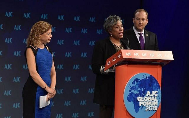 La représentante démocrate du Michigan Brenda Lawrence, avec la représentante démocrate de Floride Debbie Wasserman Schultz, et le représentant républicain de New York Lee Zeldin, lors du lancement du caucus réunissant afro-américains et Juifs lors du Forum global anuel de l'AJC, le 3 juin 2019 (Crédit :AJC via JTA)
