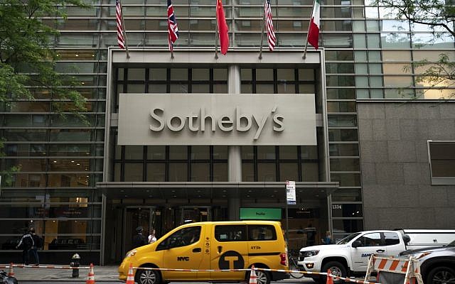 Les quartiers généraux de la maison d'enchères Sotheby's, dans l'Upper East Side de Manhattan, le 17 juin 2019. (Crédit : Angerer/Getty Images/AFP Les quartiers généraux de la maison d'enchères Sotheby's, dans l'Upper East Side de Manhattan, le 17 juin 2019. (Crédit : Angerer/Getty Images/AFP