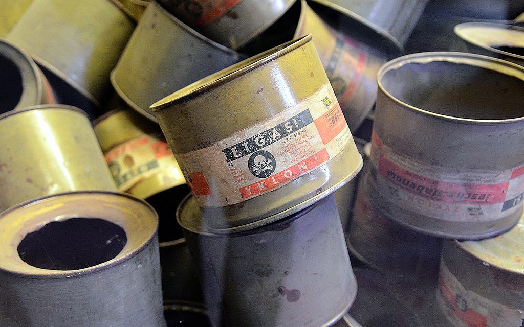 Des boîtes de Zyklon B exposées à Auschwitz. (Crédit photo : CC BY Jaysmark, Flickr)