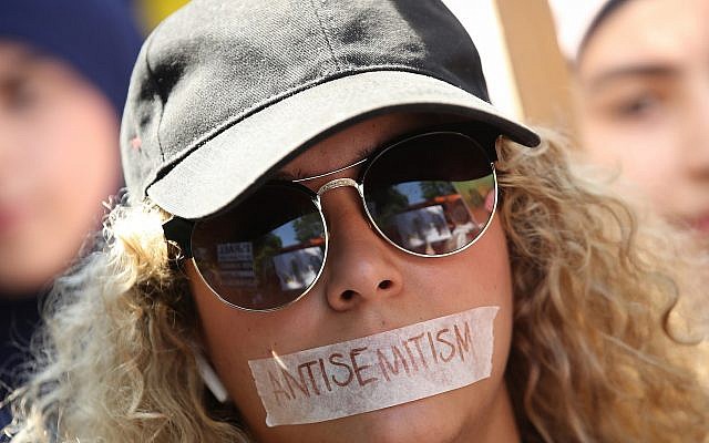 Une manifestante propalestinienne lors de la manifestation annuelle organisée à l'occasion de la journée al-Quds à Berlin, le 9 juin 2018 (Crédit : Sean Gallup/Getty Images, via JTA)