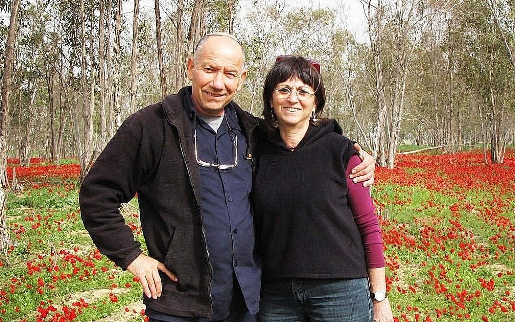 Yoskeh et Nurit Marmurstein profitent des fleurs d'hiver à Alumim, en Israël, en 2012. (Avec l'aimable autorisation de Yoskeh Marmurstein/via JTA) Yoskeh et Nurit Marmurstein profitent des fleurs d'hiver à Alumim, en Israël, en 2012. (Avec l'aimable autorisation de Yoskeh Marmurstein/via JTA)