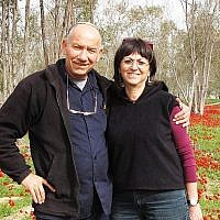 Yoskeh et Nurit Marmurstein profitent des fleurs d'hiver à Alumim, en Israël, en 2012. (Avec l'aimable autorisation de Yoskeh Marmurstein/via JTA)