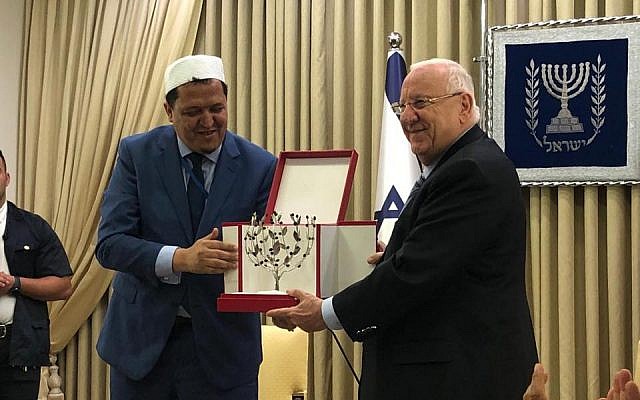 L’imam français Hassen Chalghoumi et Reuven Rivlin, président de l’Etat d’Israël. (Crédit photo : Facebook / Hassen Chalghoumi) L’imam français Hassen Chalghoumi et Reuven Rivlin, président de l’Etat d’Israël. (Crédit photo : Facebook / Hassen Chalghoumi)