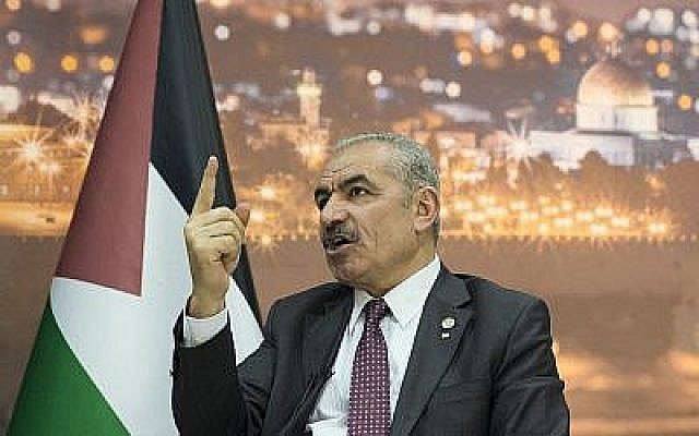 Le Premier ministre de l'Autorité palestinienne, Mohammad Shtayyeh, s'entretient avec l'Associated Press, dans son bureau de Ramallah, en Cisjordanie, le mardi 16 avril 2019. (AP Photo/Nasser Nasser) Le Premier ministre de l'Autorité palestinienne, Mohammad Shtayyeh, s'entretient avec l'Associated Press, dans son bureau de Ramallah, en Cisjordanie, le mardi 16 avril 2019. (AP Photo/Nasser Nasser)