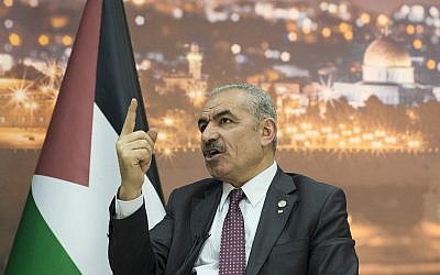 Le Premier ministre de l'Autorité palestinienne, Mohammad Shtayyeh, s'entretient avec l'Associated Press, dans son bureau de Ramallah, en Cisjordanie, le mardi 16 avril 2019. (AP Photo/Nasser Nasser)