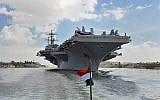 L'USS Abraham Lincoln navigue vers le sud en empruntant le canal de Suez, près d'Ismaïlia, le 9 mai 2019. (Autorité du canal de Suez via AP)