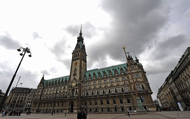 Une vue de la mairie de Hambourg, le 4 juin 2009 (Crédit : AP Photo/Axel Heimken)