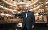 Le chef d'orchestre israélo-argentin Daniel Barenboim stands au Staatsoper de Berlin, le 29 septembre 2017. (Crédit : Bernd von Jutrczenka/dpa via AP)