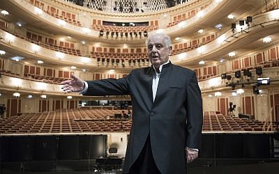 Le chef d'orchestre israélo-argentin Daniel Barenboim stands au Staatsoper de Berlin, le 29 septembre 2017. (Crédit : Bernd von Jutrczenka/dpa via AP)