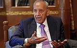 Le président du parlement libanais Nabih Berri lors d'un entretien avec l'Associated Press à Beyrouth, au Liban, le 11 mai 2018 (Crédit : AP/Hussein Malla)