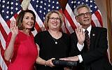 La présidente de la Chambre, Nancy Pelosi, de Californie (à gauche), pose lors d'une cérémonie de prestation de serment avec le représentant démocrate de Californie Alan Lowenthal, (à droite), au Capitole, le jeudi 3 janvier 2019, à Washington, pendant la session inaugurale du 116e Congrès. (AP Photo/Alex Brandon)
