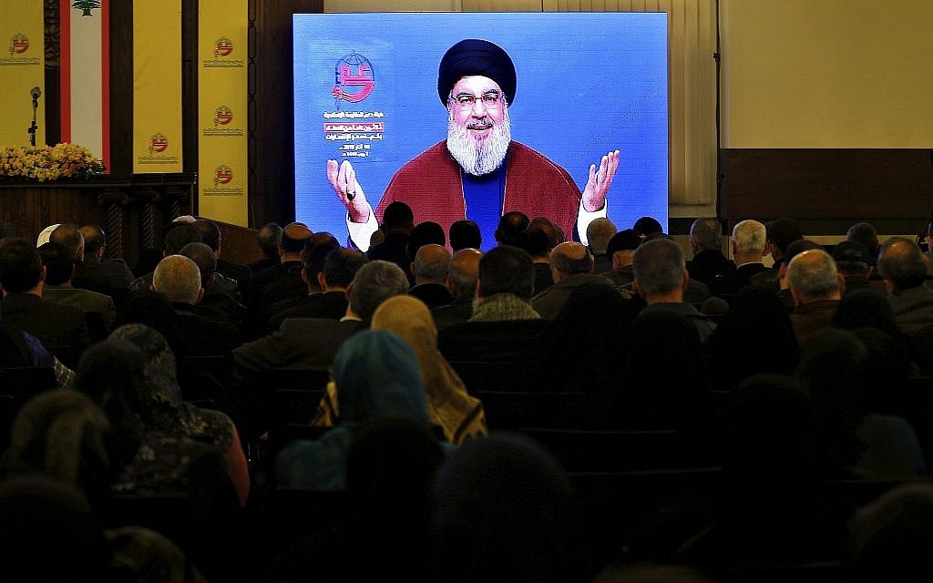 Des partisans du groupe terroriste du Hezbollah soutenu par l'Iran écoutent le discours du dirigeant du Hezbollah Hassan Nasrallah via une liaison vidéo dans une banlieue sud de Beyrouth, Liban, le 8 mars 2019. (AP Photo/Bilal Hussein)