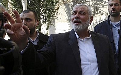 Le chef du Hamas Ismail Haniyeh visite le site d'un bâtiment détruit, dans la ville de Gaza, le 27 mars 2019. (AP Photo/Adel Hana)