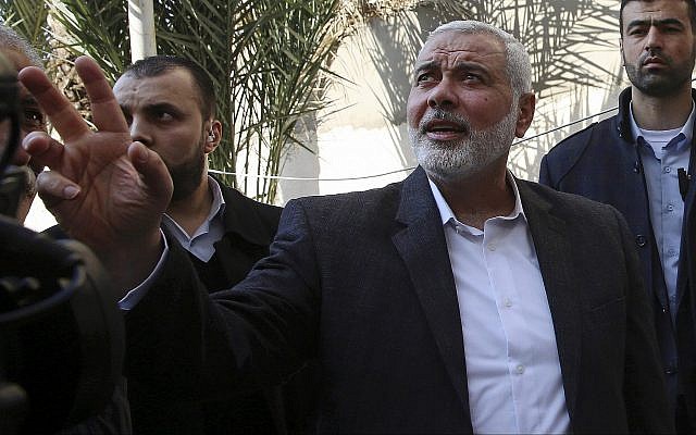 Le chef du Hamas Ismail Haniyeh visite le site d'un bâtiment détruit, dans la ville de Gaza, le 27 mars 2019. (AP Photo/Adel Hana) Le chef du Hamas Ismail Haniyeh visite le site d'un bâtiment détruit, dans la ville de Gaza, le 27 mars 2019. (AP Photo/Adel Hana)
