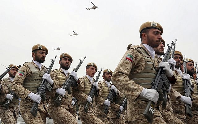 Sur cette photo publiée par le site officiel du bureau de la présidence iranienne, les soldats défilent lors d'un défilé militaire marquant la Journée nationale de l'armée devant le mausolée de feu le fondateur révolutionnaire Ayatollah Ruhollah Khomeini, près de Téhéran, en Iran, le 18 avril 2019. (Bureau de la présidence iranienne via AP) Sur cette photo publiée par le site officiel du bureau de la présidence iranienne, les soldats défilent lors d'un défilé militaire marquant la Journée nationale de l'armée devant le mausolée de feu le fondateur révolutionnaire Ayatollah Ruhollah Khomeini, près de Téhéran, en Iran, le 18 avril 2019. (Bureau de la présidence iranienne via AP)