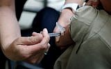 Starr Roden, infirmière du département de la santé du comté de Knox administre un vaccin à Jonathan Detweiler, 6 ans, à Mount Vernon, dans l'Ohio, le 17 mai 2019. (Crédit : AP Photo/Paul Vernon)