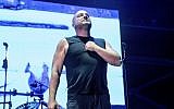 David Draiman du groupe Disturbed en concert à Columbus, dans l'Ohio, le 18 mai 2019. (Crédit : Amy Harris/Invision/AP)