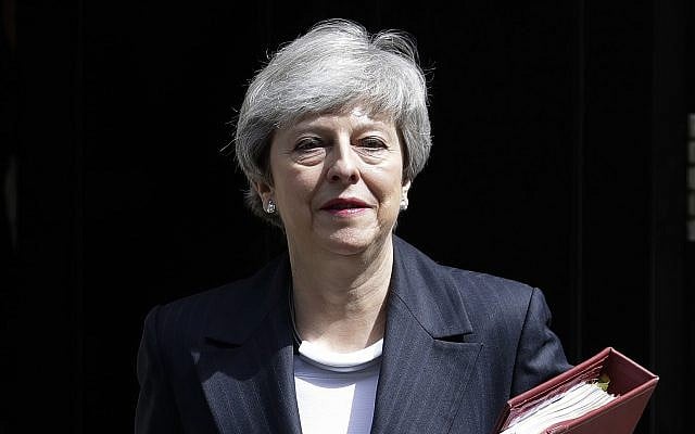 La Première ministre britannique Theresa May quitte le 10 Downing Street pour assister à la session hebdomadaire des questions du Premier ministre au parlement de Londres, le 22 mai 2019 (Crédit : AP Photo/Kirsty Wigglesworth) La Première ministre britannique Theresa May quitte le 10 Downing Street pour assister à la session hebdomadaire des questions du Premier ministre au parlement de Londres, le 22 mai 2019 (Crédit : AP Photo/Kirsty Wigglesworth)