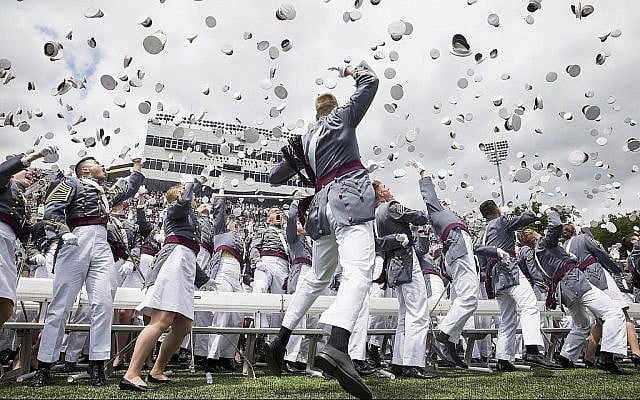Des cadets de West Point lancent leur casquette en l'air à la fin des cérémonies de remise des diplômes à l'Académie militaire américaine, le samedi 25 mai 2019, à West Point, New York. (AP Photo/Julius Constantine Motal)